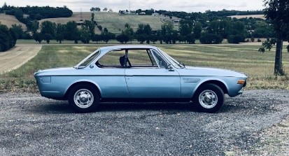 BMW vintage bleue profil