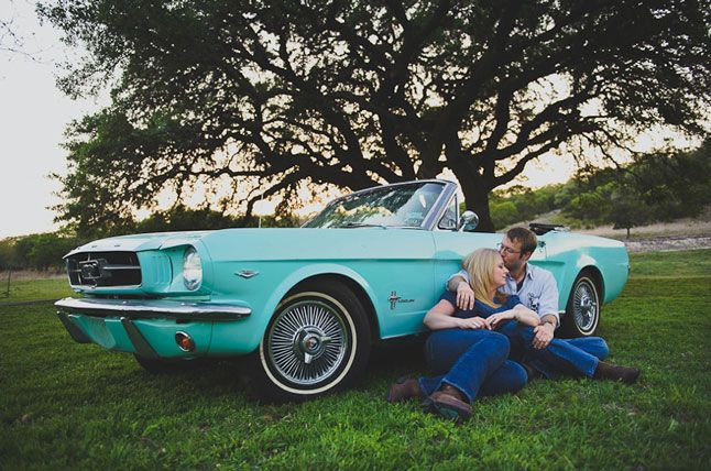 Couple en escapade en voiture de collection