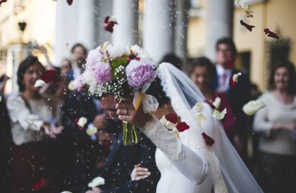 Mariée avec bouquet de fleur