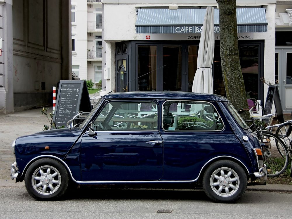 Photographie d'une mini anglaise bleu marine