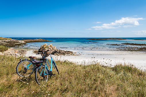 Photographie de la mer du Golf du Morbihan avec vélos