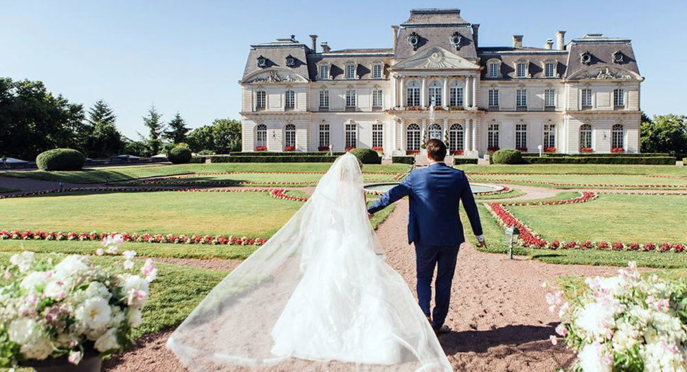 Couple mariés devant château