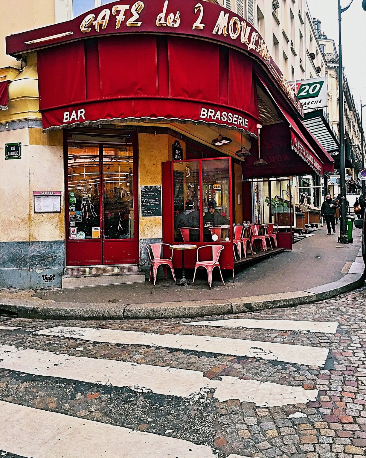 Café des Deux Moulins, Parsi