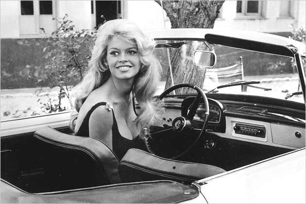 Brigitte Bardot dans une voiture ancienne