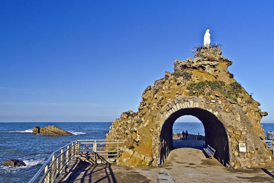 Le rocher de la vierge Marie