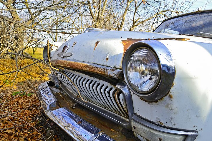 Voiture ancienne rouillée