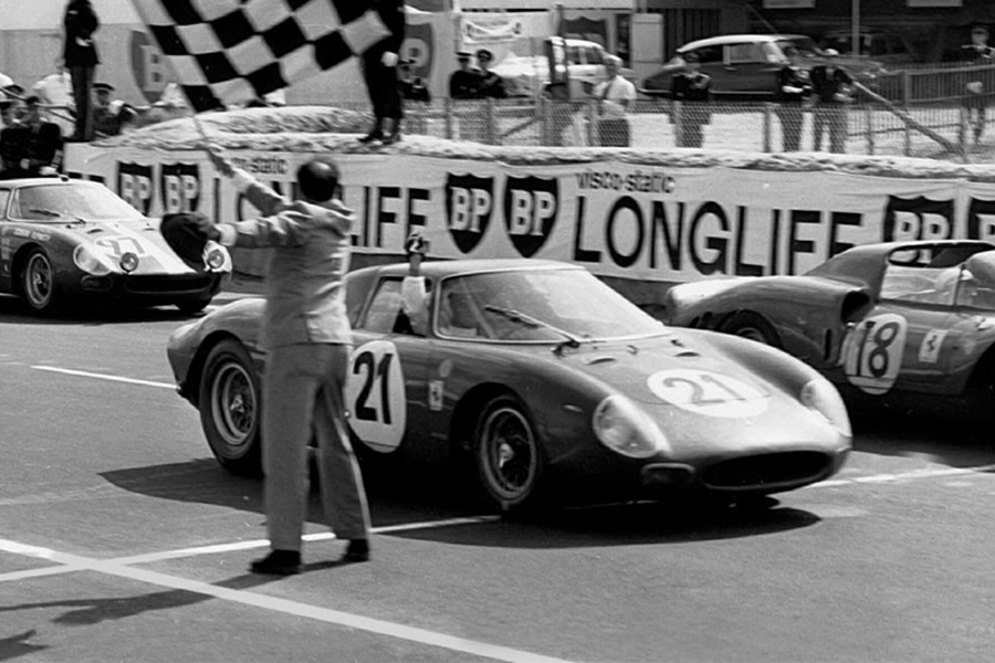 Ferrari 250 durant la course 24h du Mans