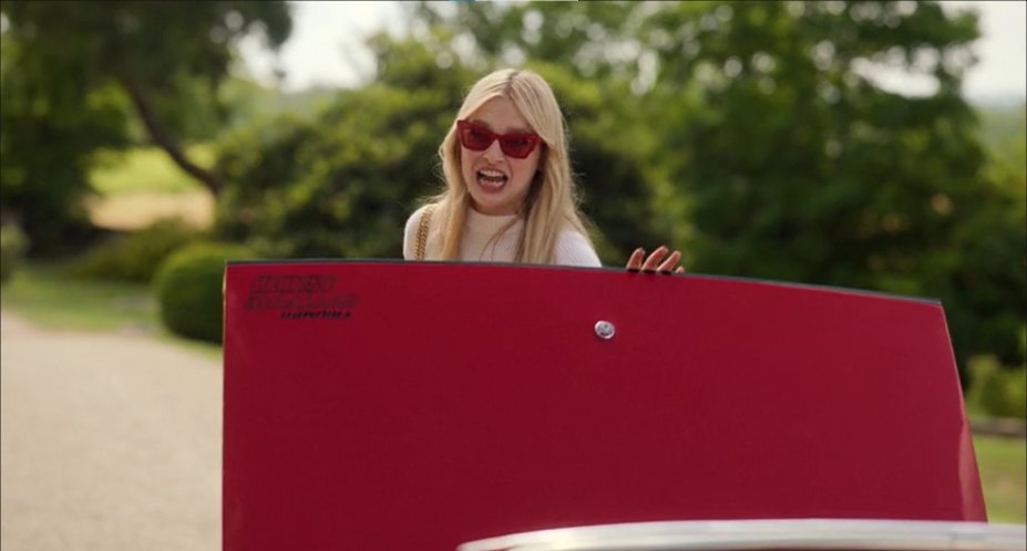 La voiture décapotable rouge dans Emily in Paris