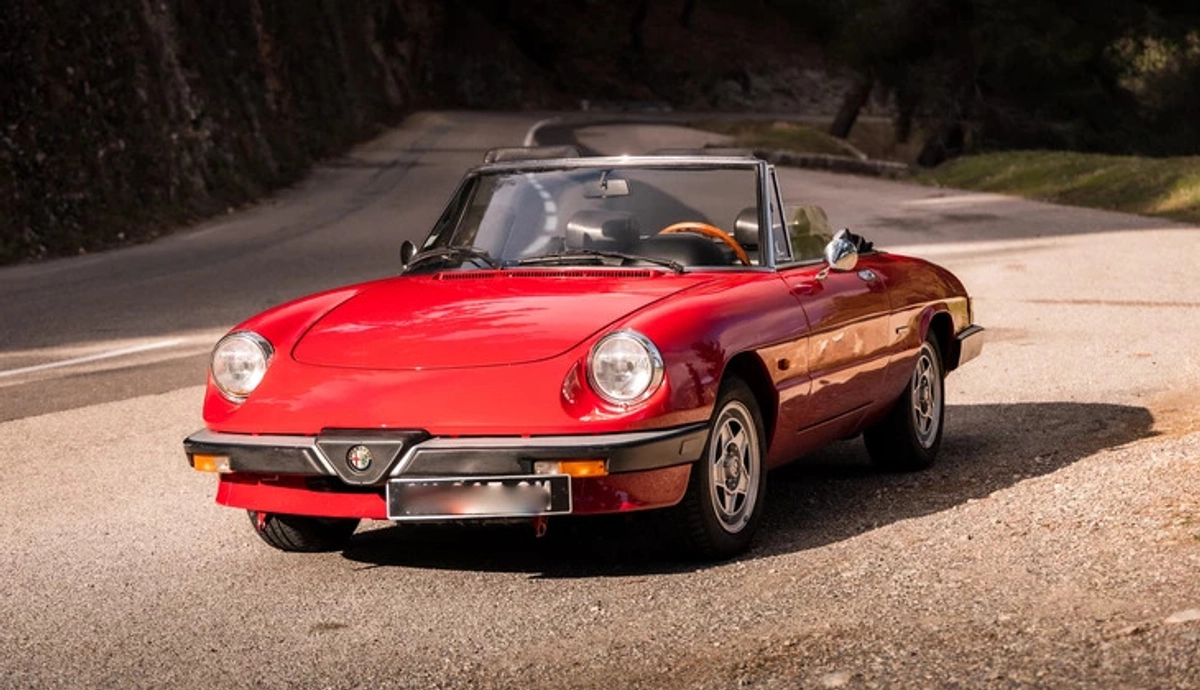 alfa romeo spider rouge